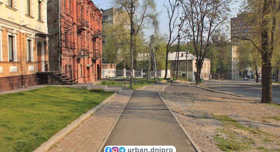 У Дніпрі на Виконкомівській реконструювали тротуар (ФОТО)
