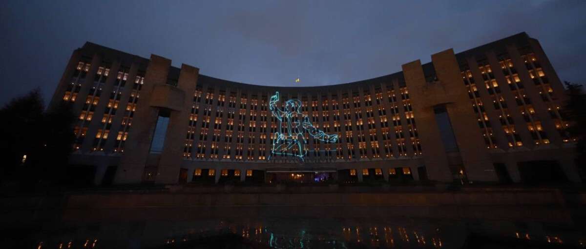 На будівлі міської ради Дніпра транслювали лазерну проєкцію з іменами героїв (ФОТО, ВІДЕО)