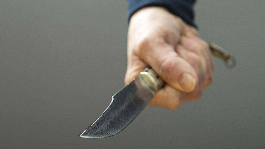 Просив гроші у подруги за допомогою ножа: у Дніпрі суд засудив чоловіка на 8 років