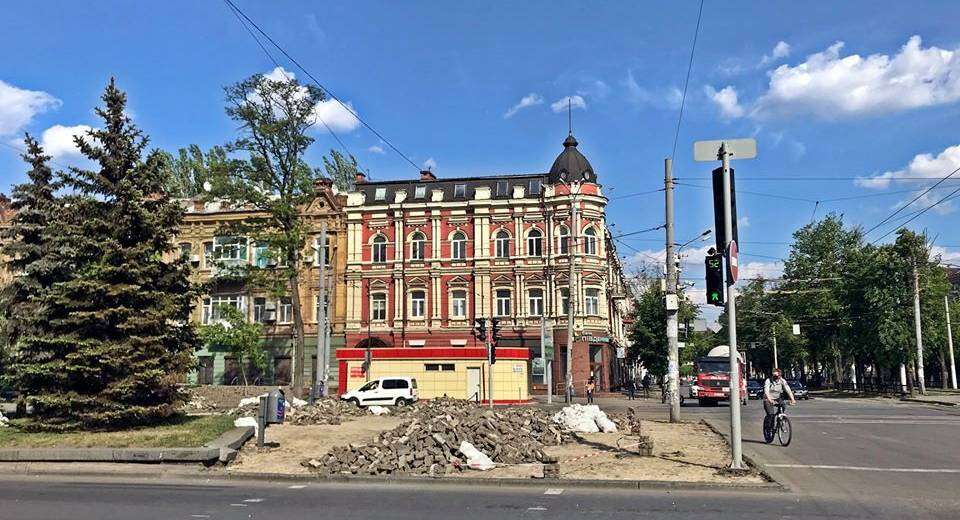 У Дніпрі на Яворницького вперше за 10 років ремонтують тротуар (ФОТО)