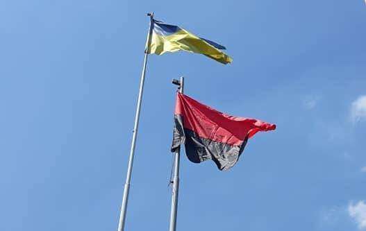У Дніпрі шукають добровольців для відновлення червоно-чорного прапору (ВІДЕО)