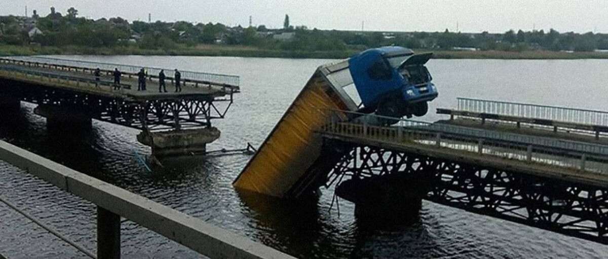 Військові понтонери збудують понтон на місті обваленого мосту на Дніпропетровщині