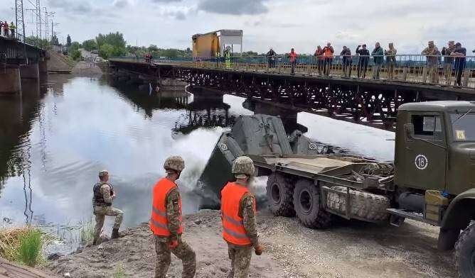 Временный понтонный мост в с. Алексеевка прошел испытания (ВИДЕО)