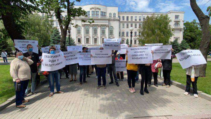 Не соизволил выйти к людям: Александр Бондаренко прикрылся от митингующих спецназом (ФОТО, ВИДЕО)