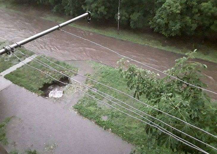 В результате сильнейшей бури в Днепропетровской области на улицах образовались реки воды и обесточены 6 населенных пунктов (ВИДЕО)