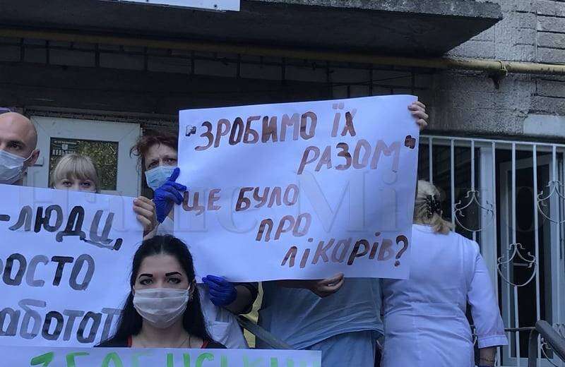 Врачи больницы скорой помощи в Днепре вышли на молчаливый протест в поддержку врачей 21 больницы (ВИДЕО)