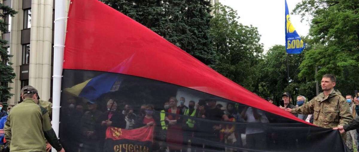 Представитель ОПЗЖ потребовал снять красно-черный флаг, установленный по инициативе Олейника возле Днепр ОГА и облсовета