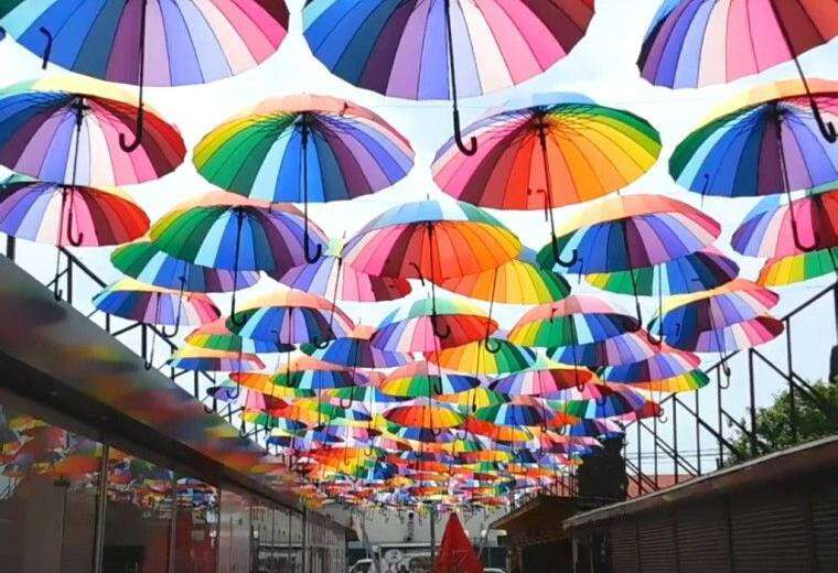 Новая достопримечательность - аллея парящих зонтиков