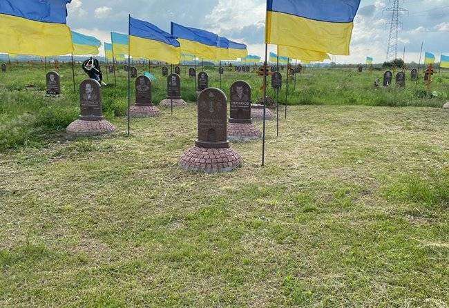 В Днепре на Краснопольском кладбище, где похоронены погибшие украинские военные, чистота и порядок в любых погодных условиях