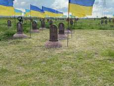 В Днепре на Краснопольском кладбище, где похоронены погибшие украинские военные, чистота и порядок в любых погодных условиях