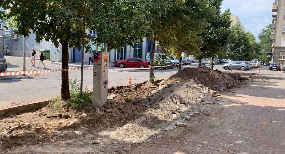 У центрі Дніпра облаштовують нові паркувальні майданчики (ФОТО)