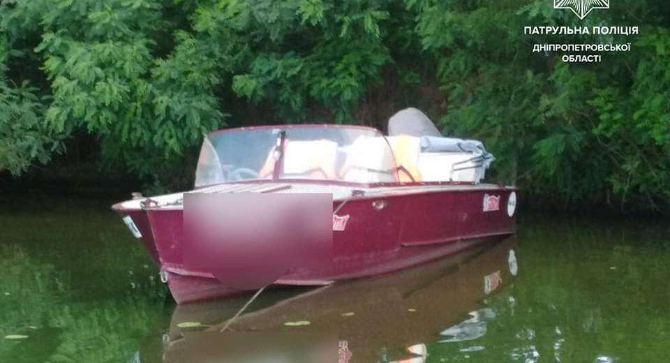 В Днепре водный патруль задержал пьяную компанию на моторной лодке