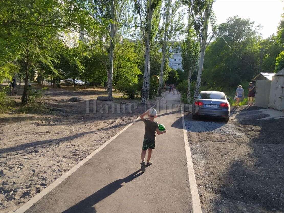 В Днепре на ж/м Покровский вместо грязи теперь новая пешеходная дорожка (ФОТО, ВИДЕО)
