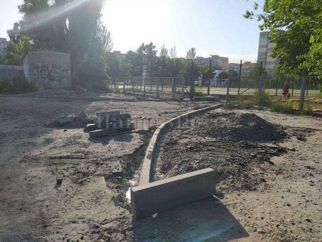 В Днепре на ж/м Покровский вместо грязи теперь новая пешеходная дорожка (ФОТО, ВИДЕО)