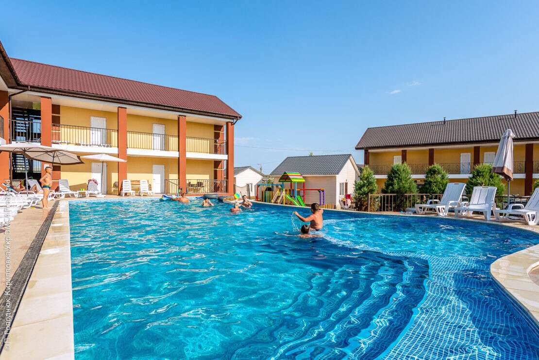 Базы отдыха и отели в Кирилловке с бассейном: ТОП-12 вариантов