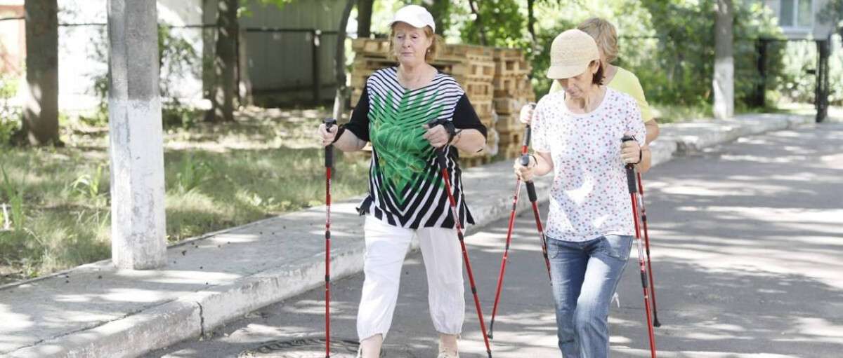 Скандинавська ходьба - корисний спорт для відвідувачів територіального центру міста