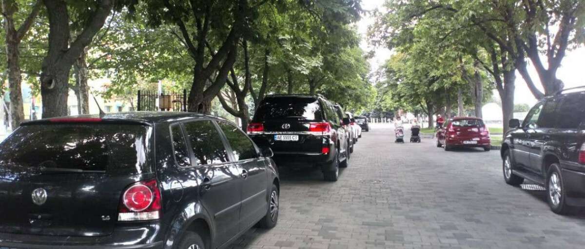 Хамская парковка Краснова: депутат оставил свой джип за 2 млн в пешеходной зоне (ВИДЕО, ФОТО)