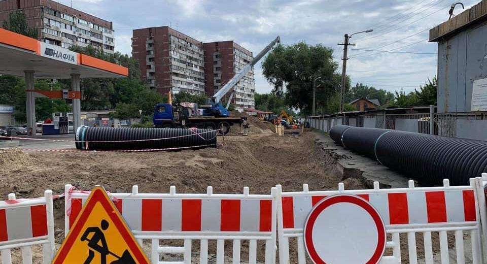 В Днепре на ж/м Левобережный-2 устанавливают ливневую канализацию (ФОТО)