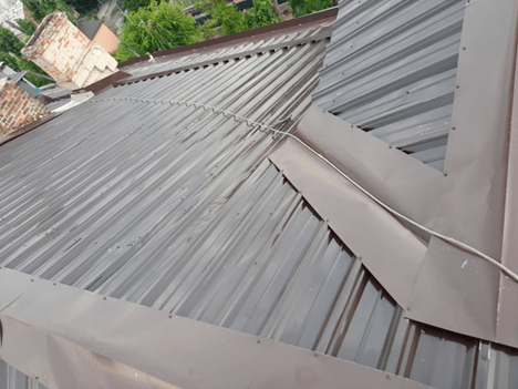 Еще один дом спасен от непогоды: в центре Днепра отремонтировали крышу