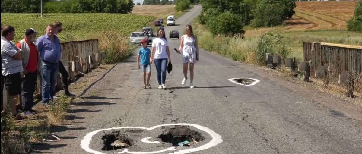 Велике крадівництво: на Дніпроперовщині діти не можуть потрапити до школи через аварійний міст (ВІДЕО)