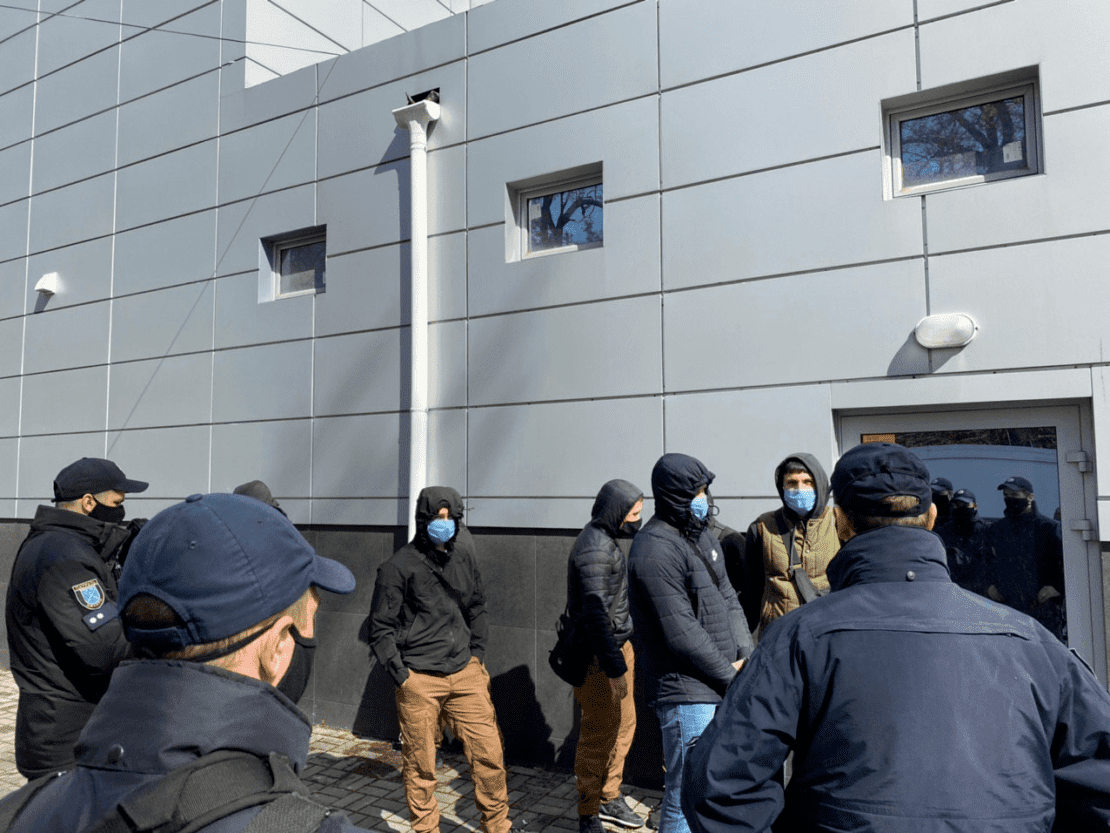 Областная власть потратит полмиллиона гривен на незаконную охрану «отжатого» здания в Днепре