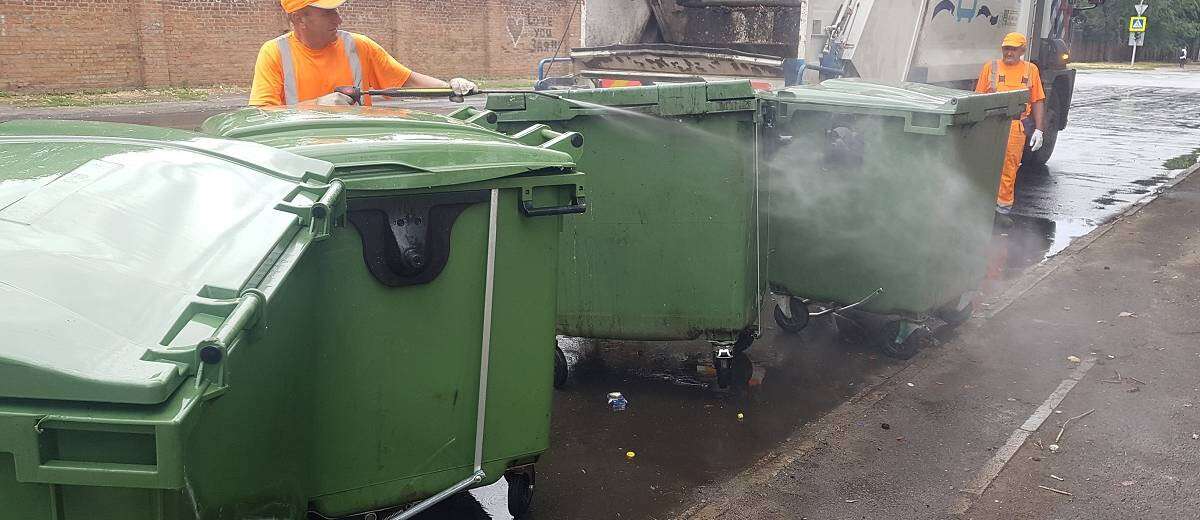 «Они ломают – мы чиним»: коммунальщики в Днепре следят за чистотой и состоянием мусорных баков (ВИДЕО)