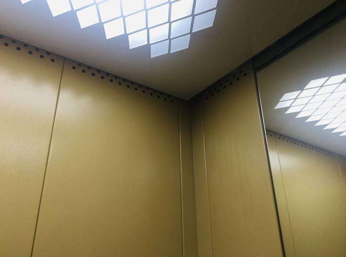Из-за вандалов - 15 лет пешком: в многоэтажке Днепра появился новый лифт