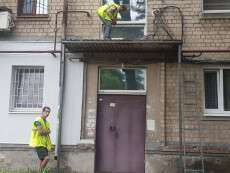 В Шевченковском районе меняют аварийные козырьки над подъездами (ВИДЕО)