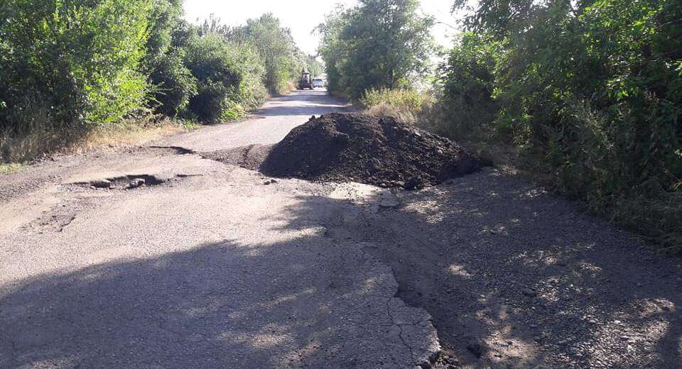 «Большая стройка» дошла не ко всем: жители Днепропетровщины ремонтируют дороги своими силами (ФОТО)