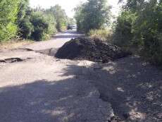 «Большая стройка» дошла не ко всем: жители Днепропетровщины ремонтируют дороги своими силами (ФОТО)