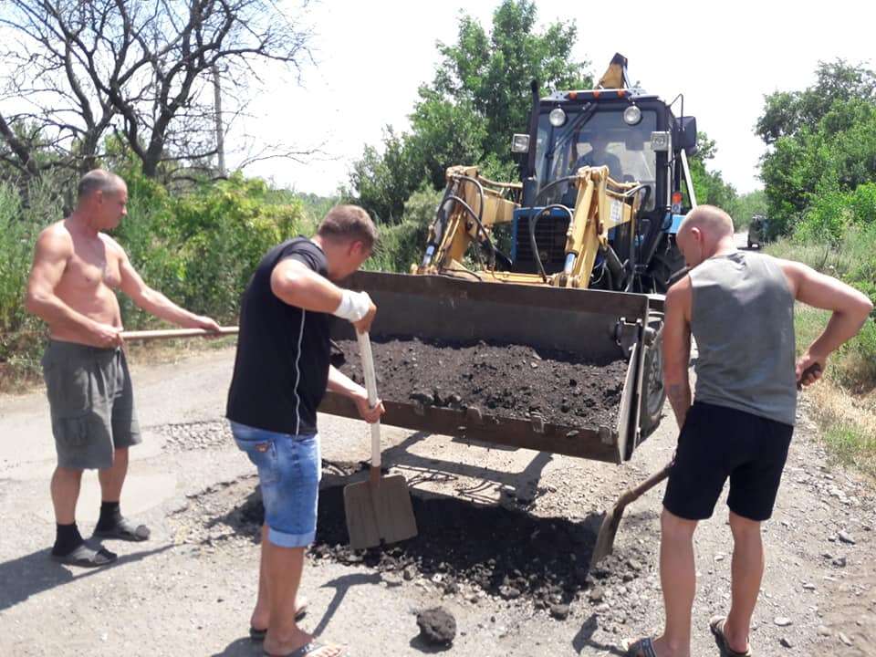 «Большая стройка» дошла не ко всем: жители Днепропетровщины ремонтируют дороги своими силами (ФОТО)