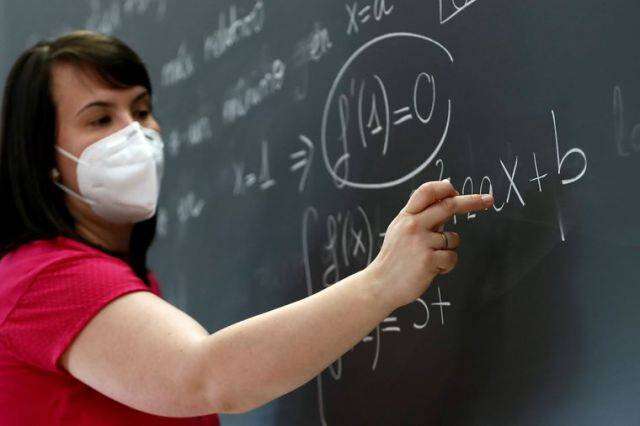 Учителя на уроках не будут носить маски