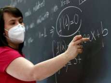 Учителя на уроках не будут носить маски