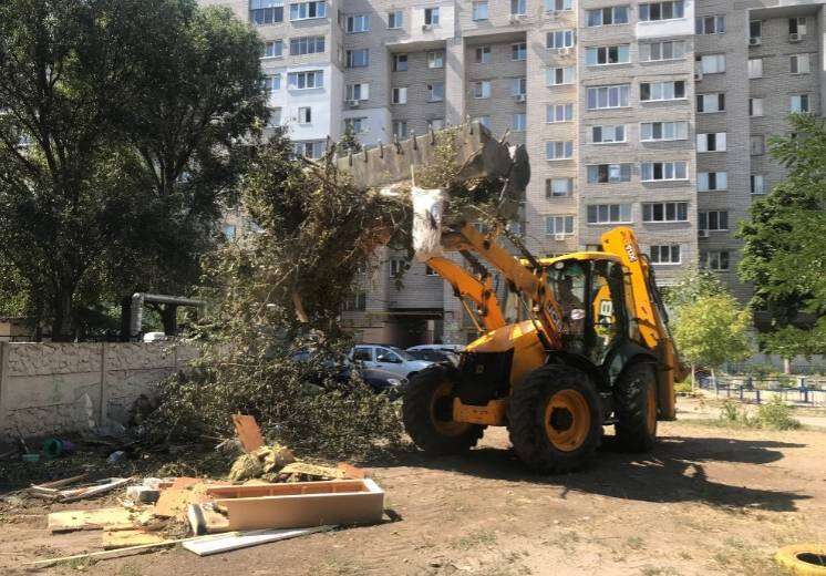 «Сносят мусор ежедневно»: на ж/м Ломовский в очередной раз ликвидировали стихийную свалку