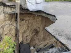 На Днепропетровщине рухнул еще один мост: коммунальщики разбирают завалы (ФОТО)