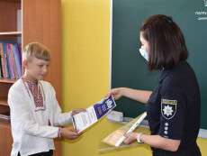 В Днепре школьникам, которые помогли задержать грабителя, вручили подарки