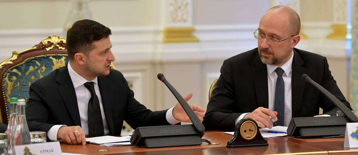 Премьер-министр Шмыгаль попытался оправдать пожизненную стипендию отцу Зеленского