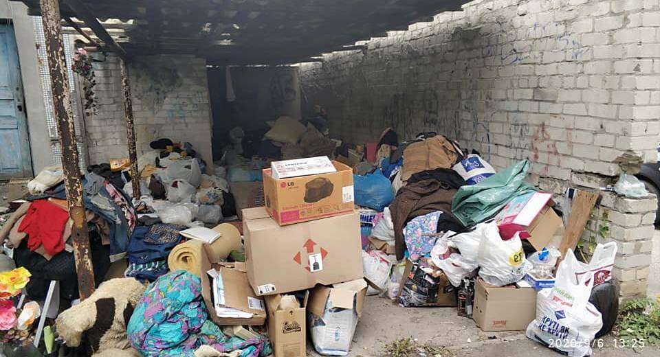 Выкинули на улицу: в Днепре женщина сносила в дом весь мусор и жила с трупом брата