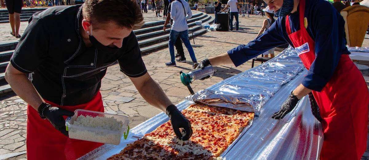 У Дніпрі на День міста встановили національний рекорд з випікання піци в українському орнаменті