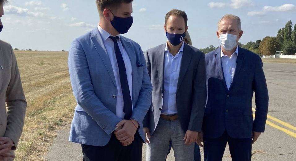 Молча стоял в стороне: зе-кандидат Рыженко пытался пропиариться на строительстве Днепровского аэропорта