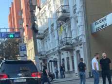 Желтый бордюр, пешеходный переход: лайфхак от депутата Краснова, как парковаться в Днепре (ФОТО)
