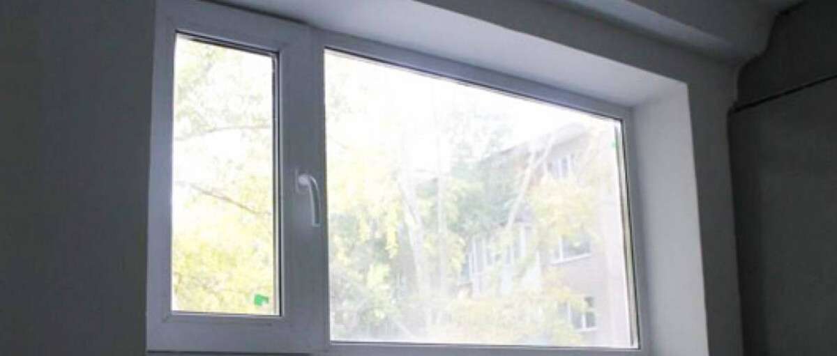В Днепровской многоэтажке установили новые прочные окна (ВИДЕО)