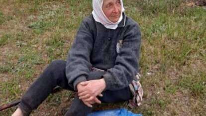 Женщина ищет мать, которая путешествует по Украине и не может вернуться домой