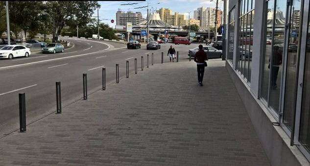 В центре Днепра тротуар отвоевали у авто для пешеходов (ФОТО)
