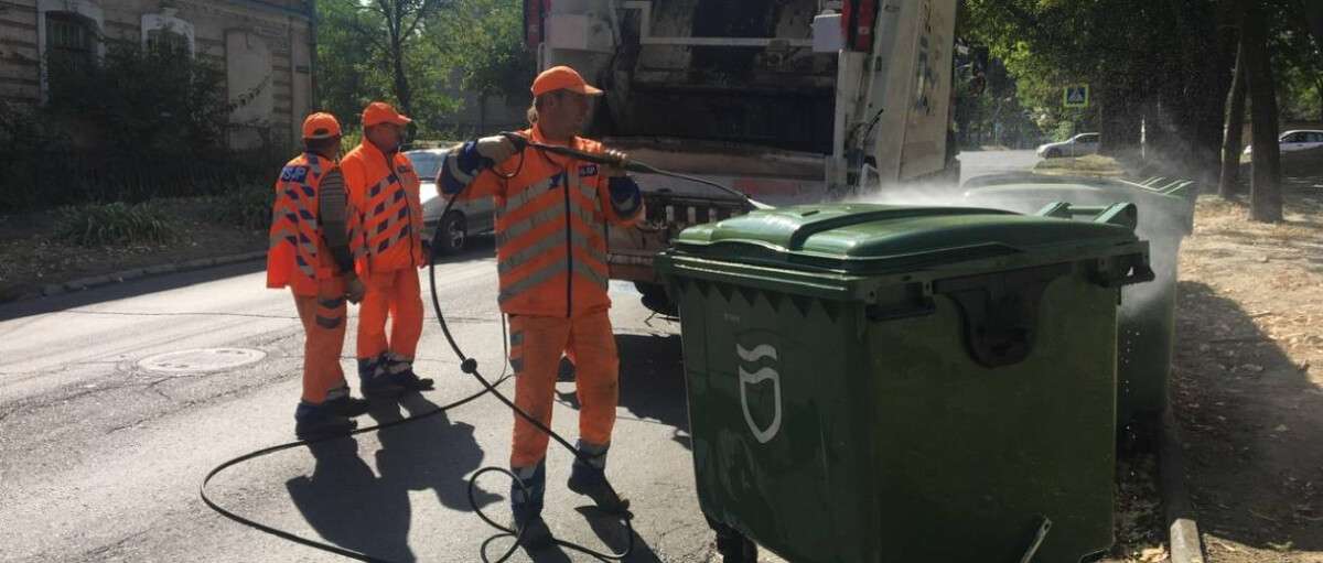 Чистота на первом месте: в Днепре коммунальщики ежедневно моют мусорные баки