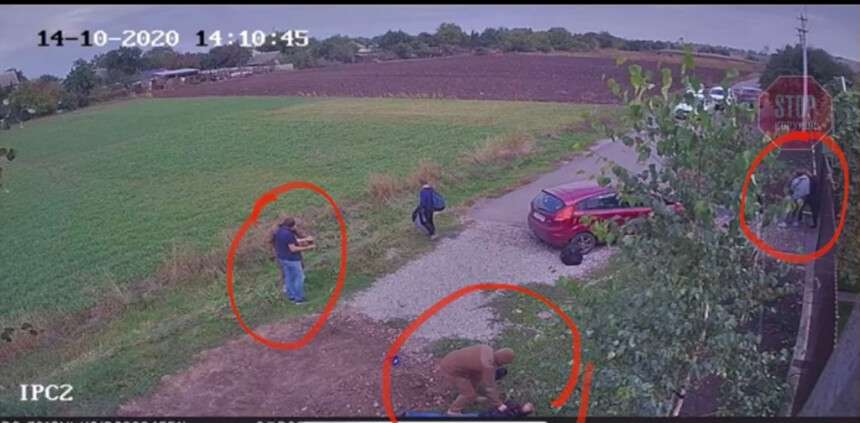 «Зелені чоловічки» напали на знімальну групу: справа біля паркану б’ють журналіста Поліковського; в центрі – в оператора відбирають його речі; зліва – ще один напад Фото: скріншот із камер спостереження