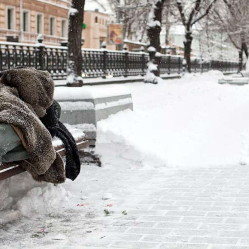 Замерзла на улице. Застывшие люди на улице. Замерз насмерть пьяный на улице. Замерз насмерть пьяный на улице фото.