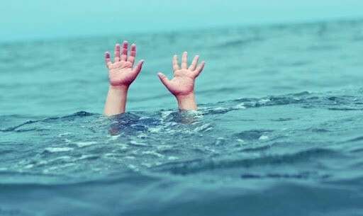 руки ребенка из воды