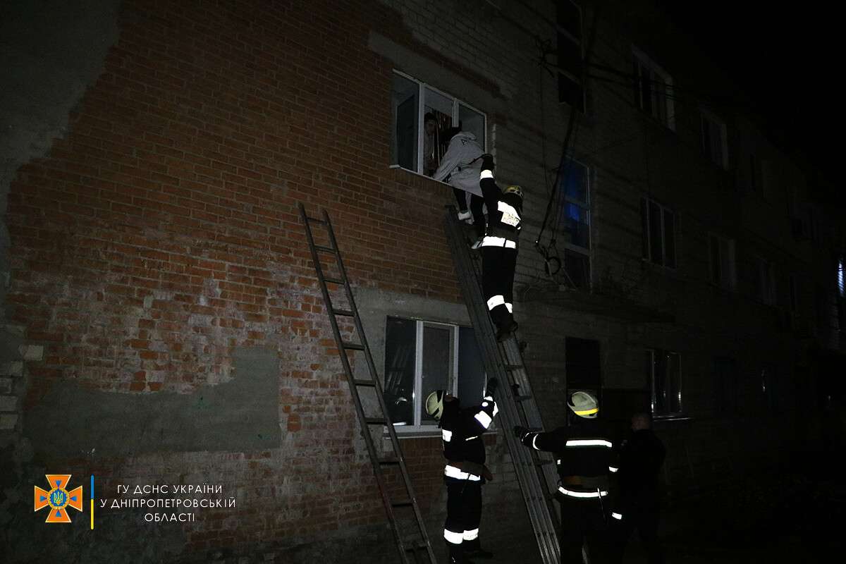 Людей эвакуировали через окна: под Днепром загорелся трехэтажный жилой дом.  | Gorsovet