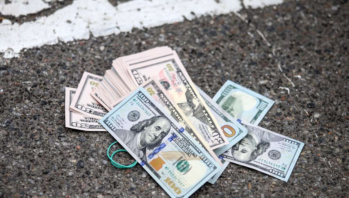 деньги на дороге